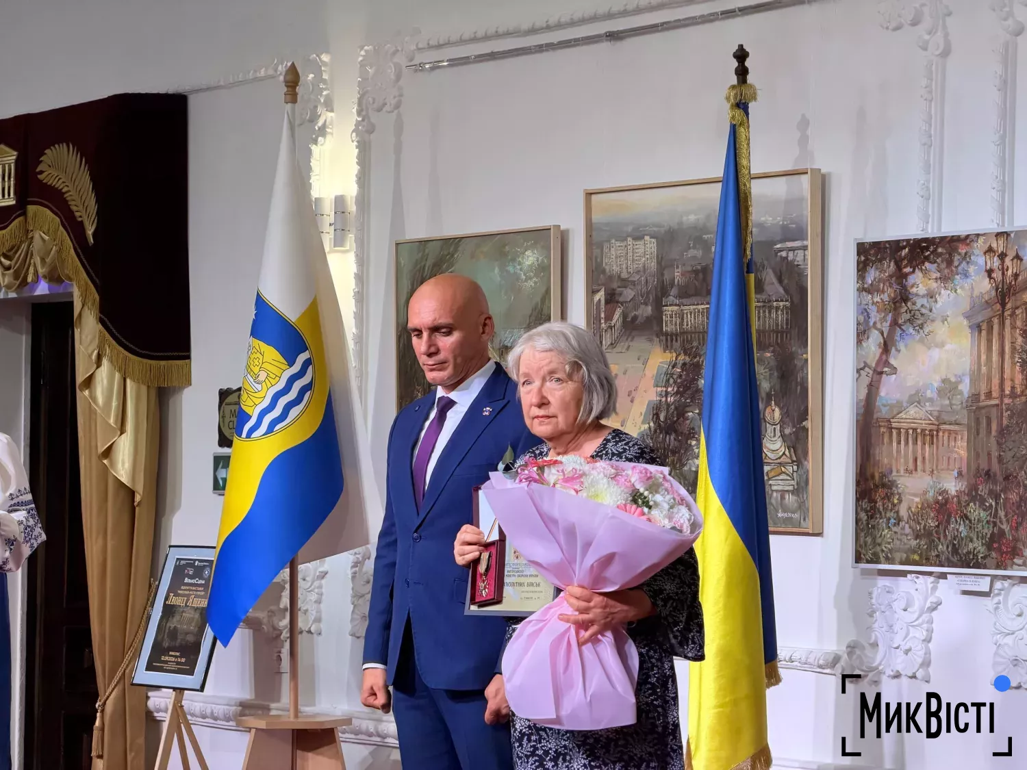 У День міста вручили нагороди родинам загиблих Героїв, волонтерам та миколаївцям. Фото: МикВісті