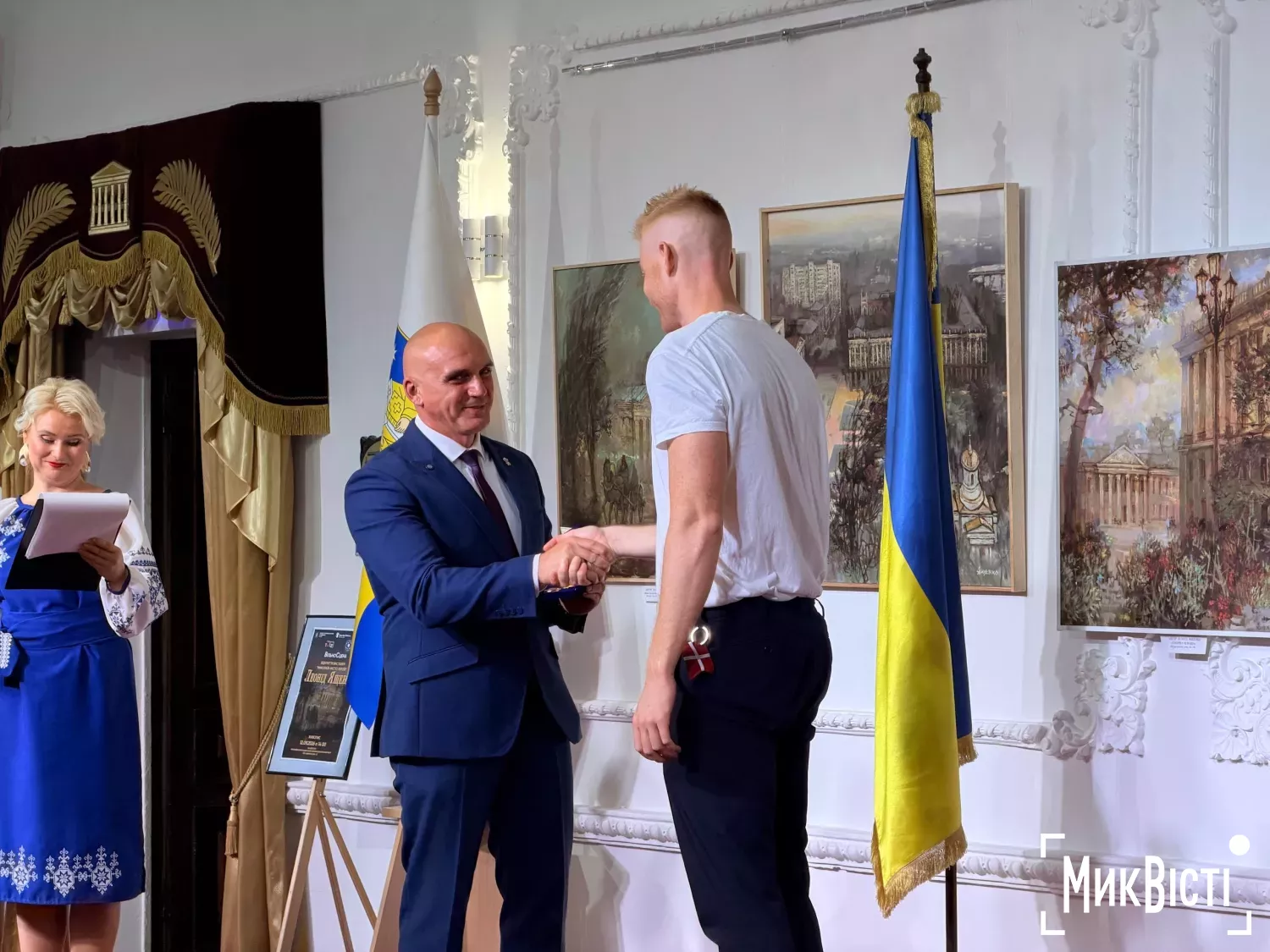 У День міста вручили нагороди родинам загиблих Героїв, волонтерам та миколаївцям. Фото: МикВісті