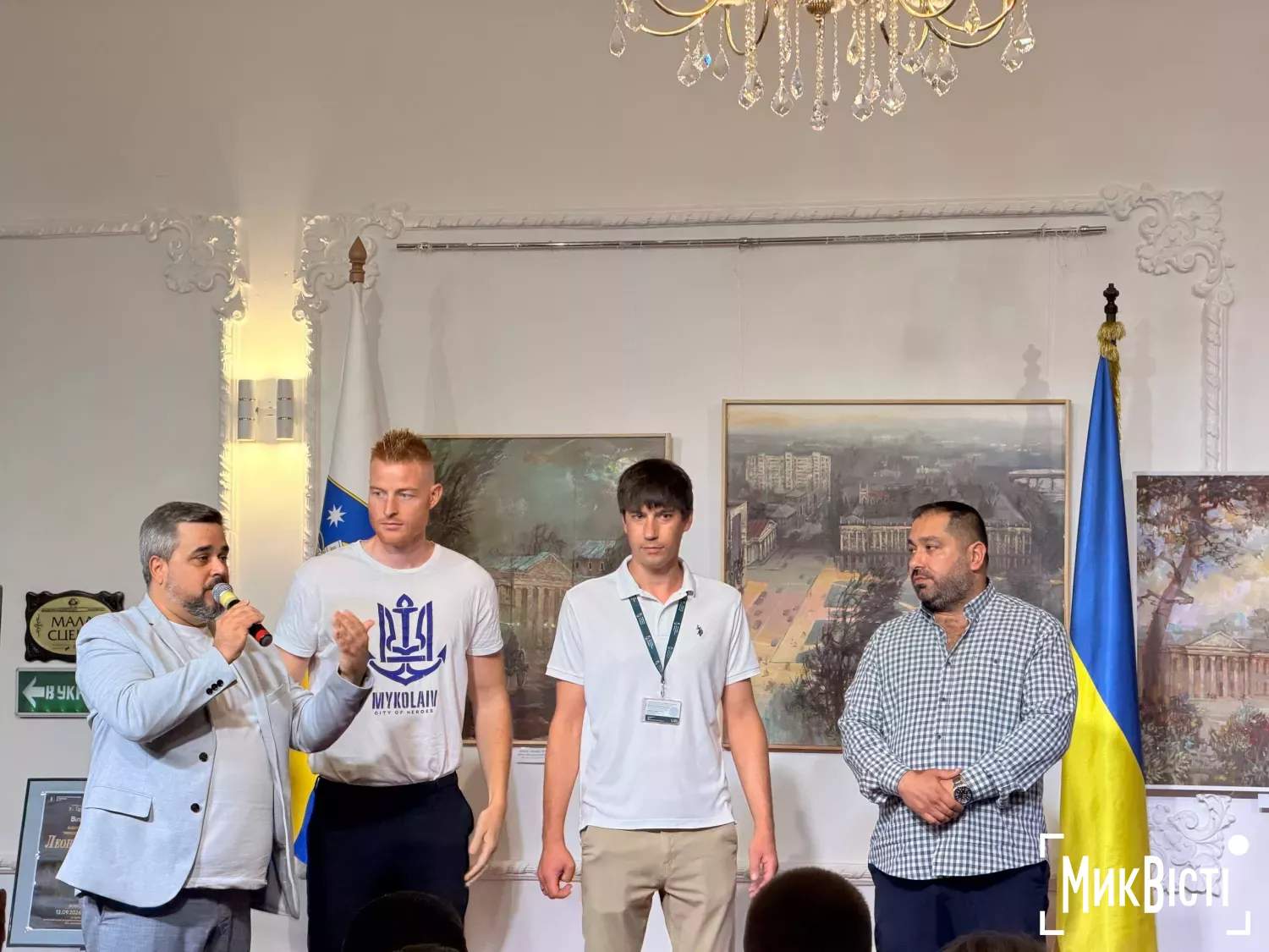 У День міста вручили нагороди родинам загиблих Героїв, волонтерам та миколаївцям. Фото: МикВісті