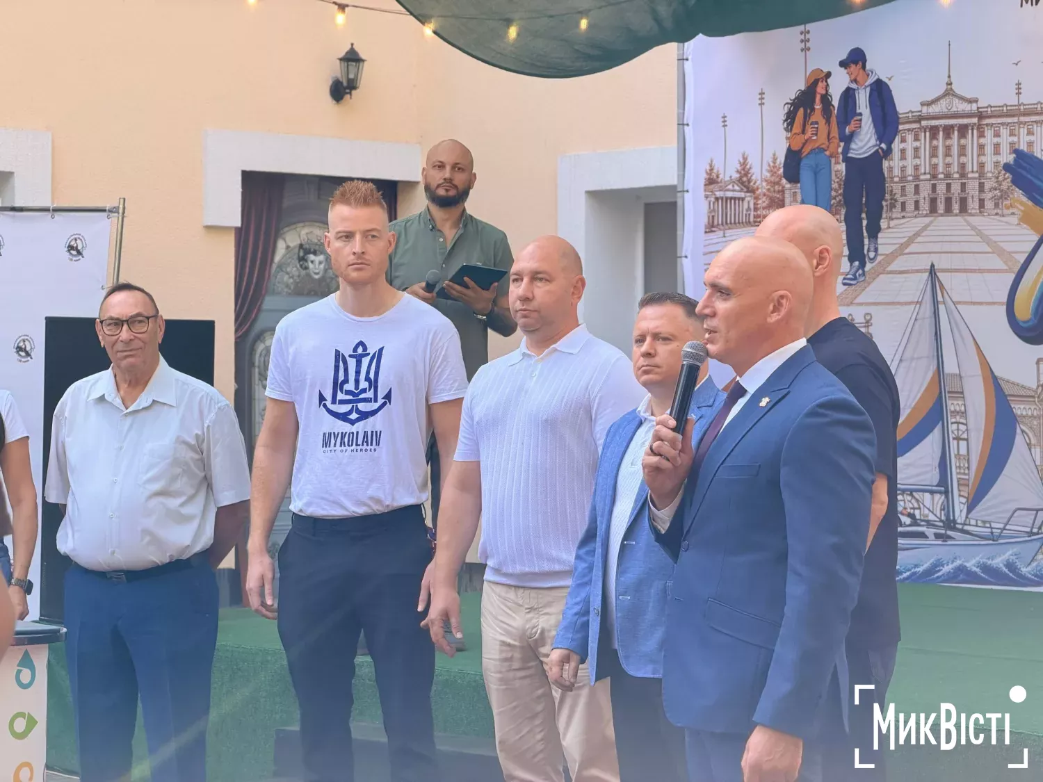 У День міста вручили нагороди родинам загиблих Героїв, волонтерам та миколаївцям. Фото: МикВісті