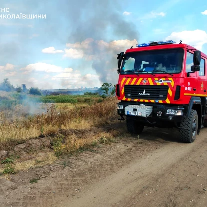 Через атаку БПЛА на Миколаївщині сталися три пожежі. Фото: ДСНС