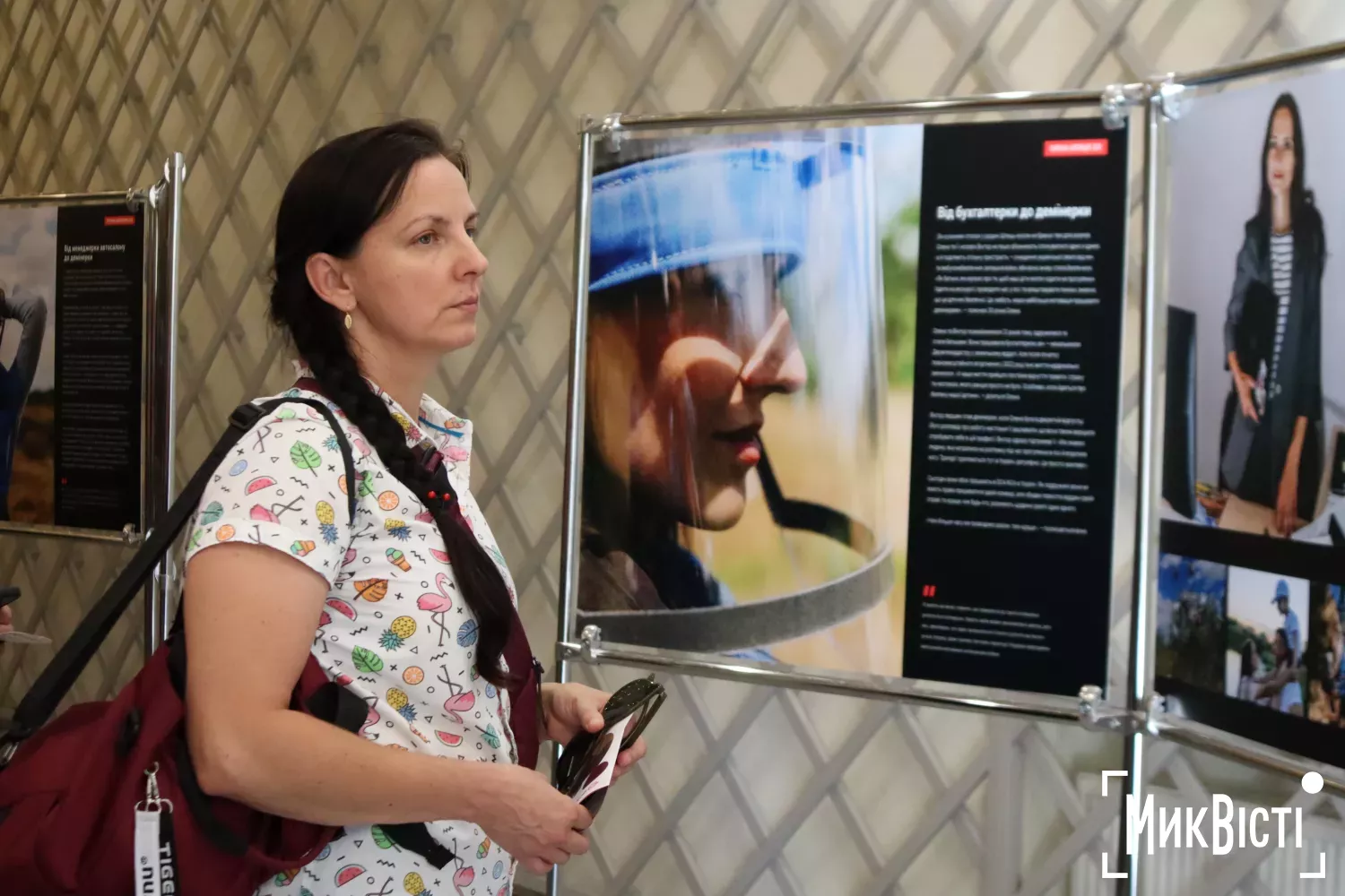 У Миколаєві пройшла фотовиставка про жінок, які працюють у розмінуванні. Фото: МикВісті