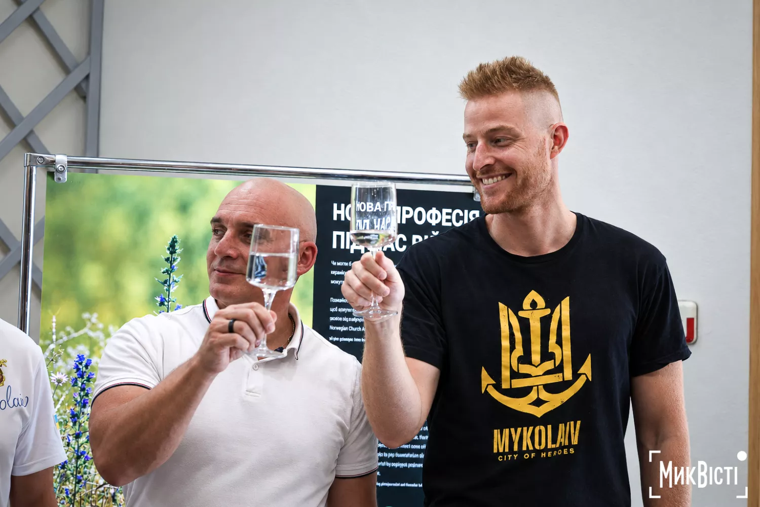 У Миколаєві пройшла фотовиставка про жінок, які працюють у розмінуванні. Фото: МикВісті
