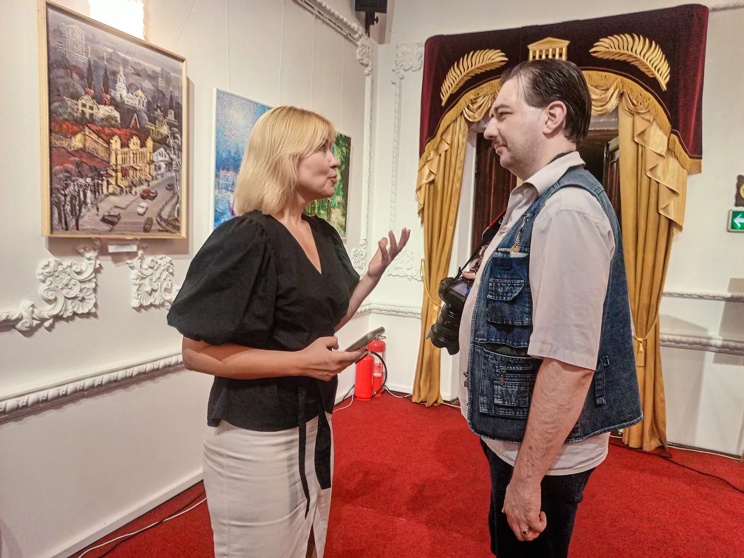 У драматичному театрі відкрили виставку Леоніда Ященка до Дня міста. Фото: НикВести
