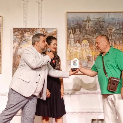 У драматичному театрі відкрили виставку Леоніда Ященка до Дня міста. Фото: НикВести