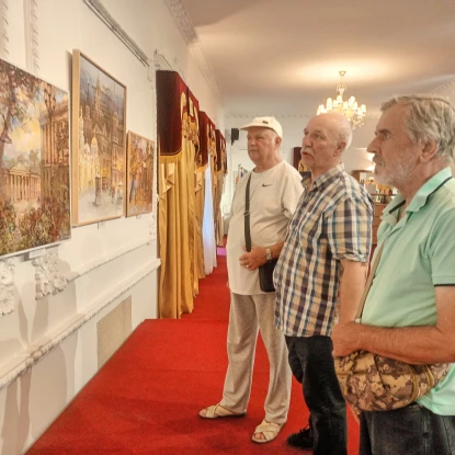 У драматичному театрі відкрили виставку Леоніда Ященка до Дня міста. Фото: НикВести