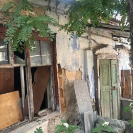 Мешканці просять розібрати аварійну прибудову на Спаській. Фото з Facebook
