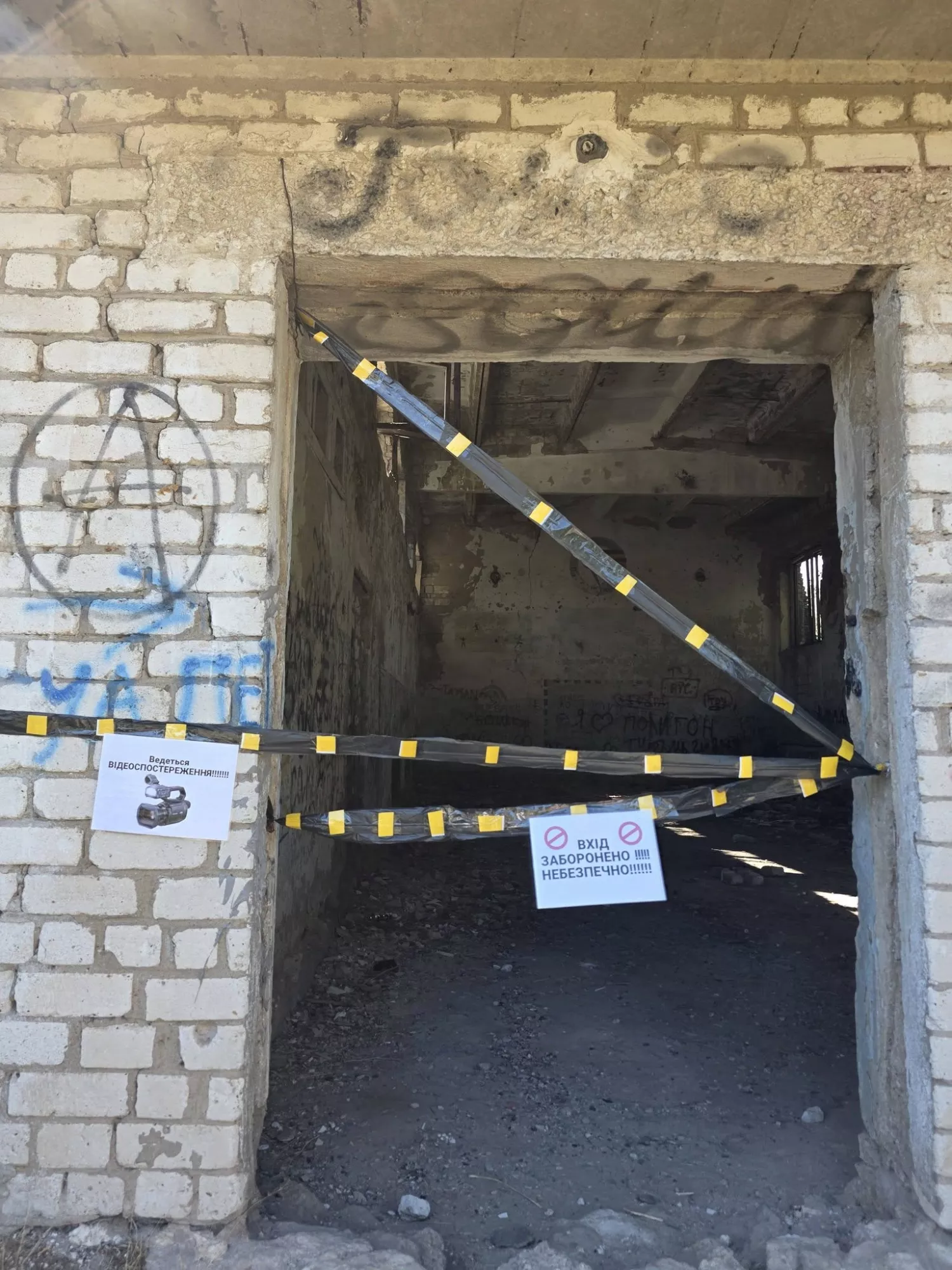 У селищі під Миколаєвом підлітки ходять в аварійну будівлю. Фото: Вікторія Денисова