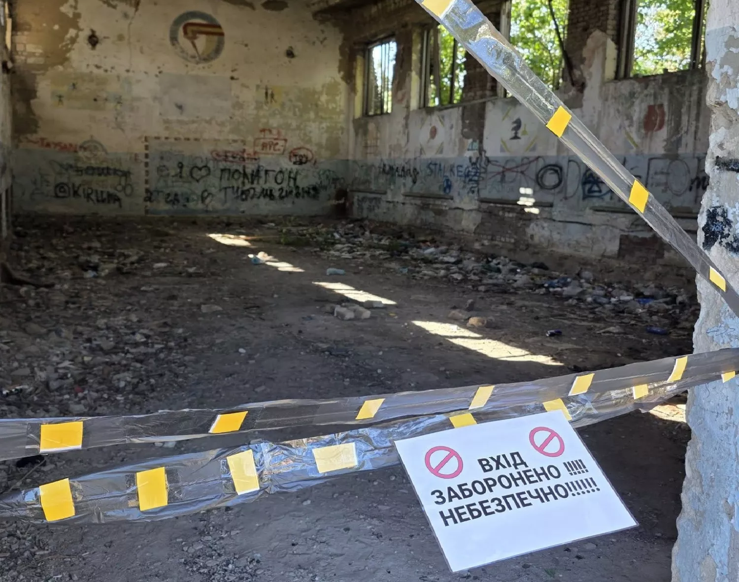 У селищі під Миколаєвом підлітки ходять в аварійну будівлю. Фото: Вікторія Денисова
