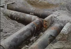 Жителі поскаржилися на виток води на теплотрасі, яку ремонтує ТЕЦ. Фото: Ольга Горбаль