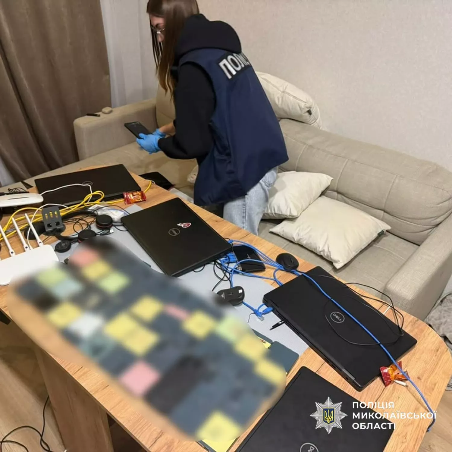 У Миколаєві поліція викрила шахрайський call-центр. Фото: поліція Миколаївщини