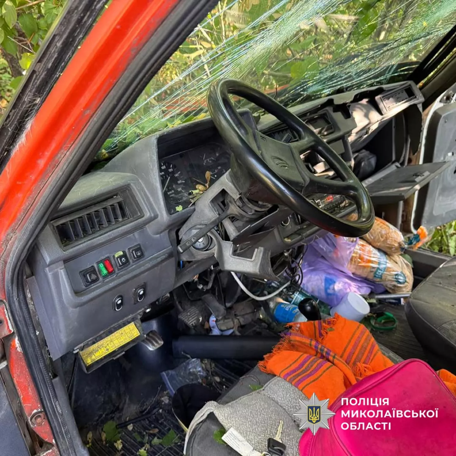 У Вознесенському районі автомобіль з’їхав у кювет і врізався в дерево. Фото: поліція Миколаївщини