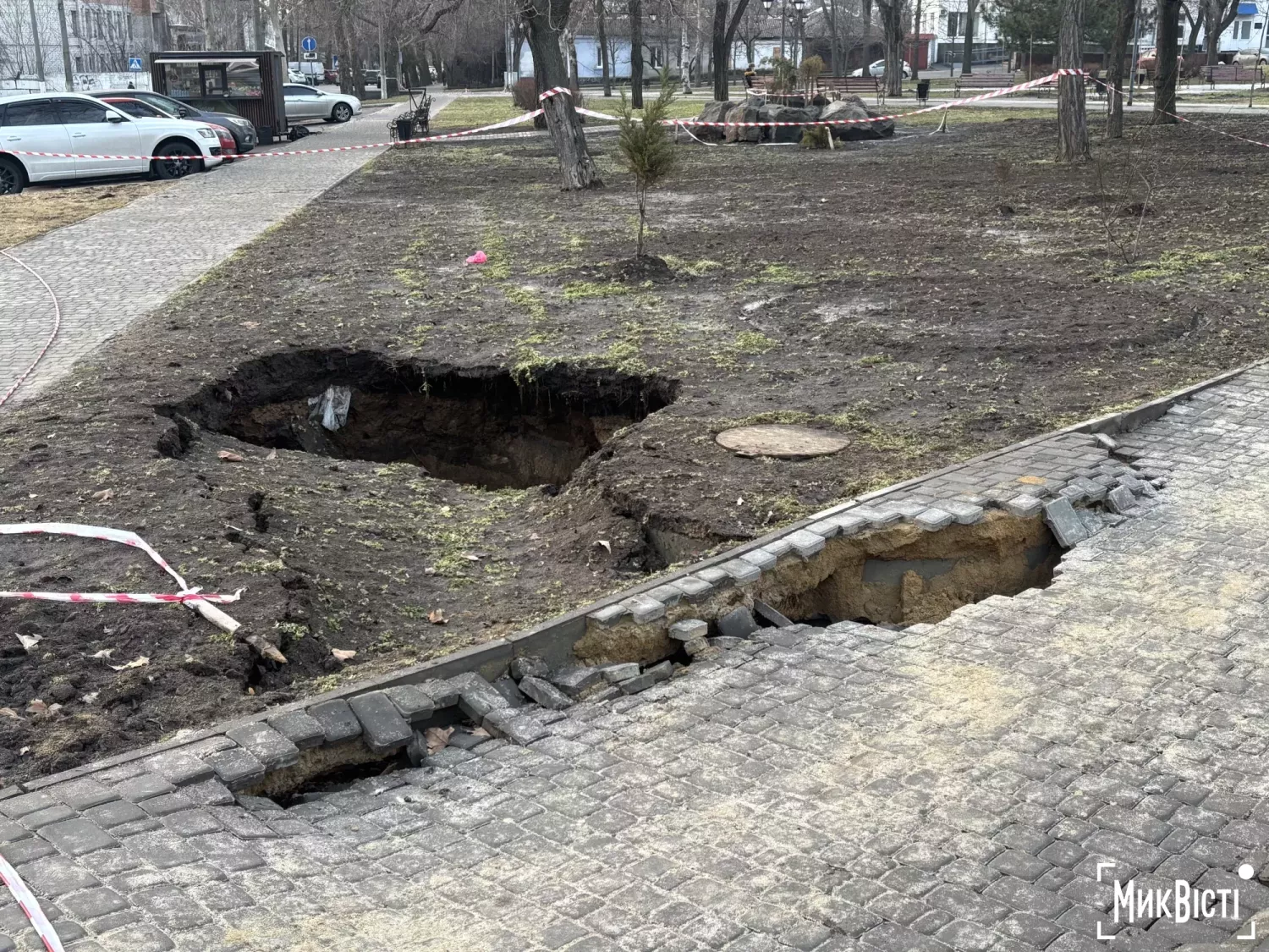 У сквері «Серце міста» у лютому просів ґрунт і пошкодилась плитка. Фото: НикВести
