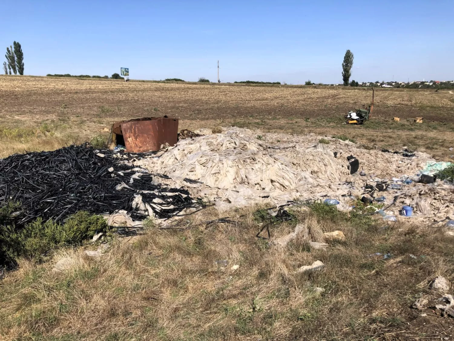 На Одещині вимагають прибрати стихійне сміттєзвалище. Фото Держекоінспекція Південно-Західного округу.