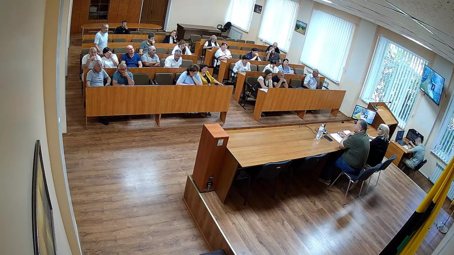 Сесія Бессарабської селищної ради, під час якої частина учасників перейшла на російську мову. Скриншот із засідання
