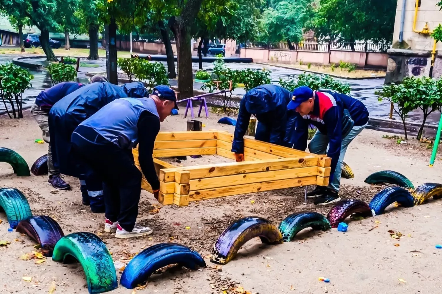 У чотирьох районах Миколаєва встановили 15 нових пісочниць. Фото: Миколаївська міська рада