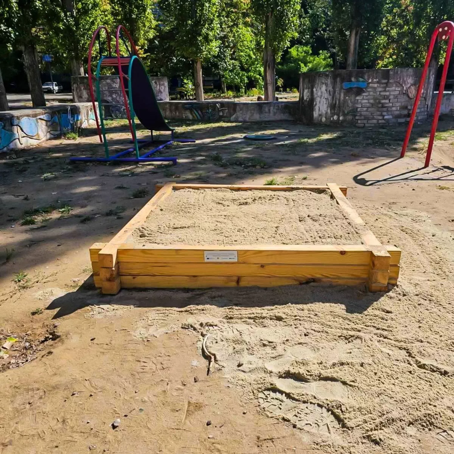 У чотирьох районах Миколаєва встановили 15 нових пісочниць. Фото: Миколаївська міська рада