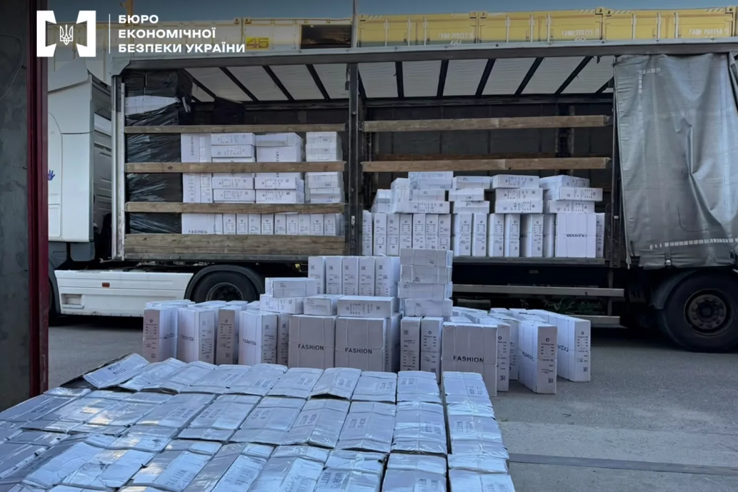 У Миколаєві викрили підпільне виробництво брендового одягу. Фото: БЕБ