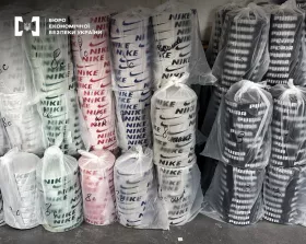 У Миколаєві викрили підпільне виробництво брендового одягу. Фото: БЕБ