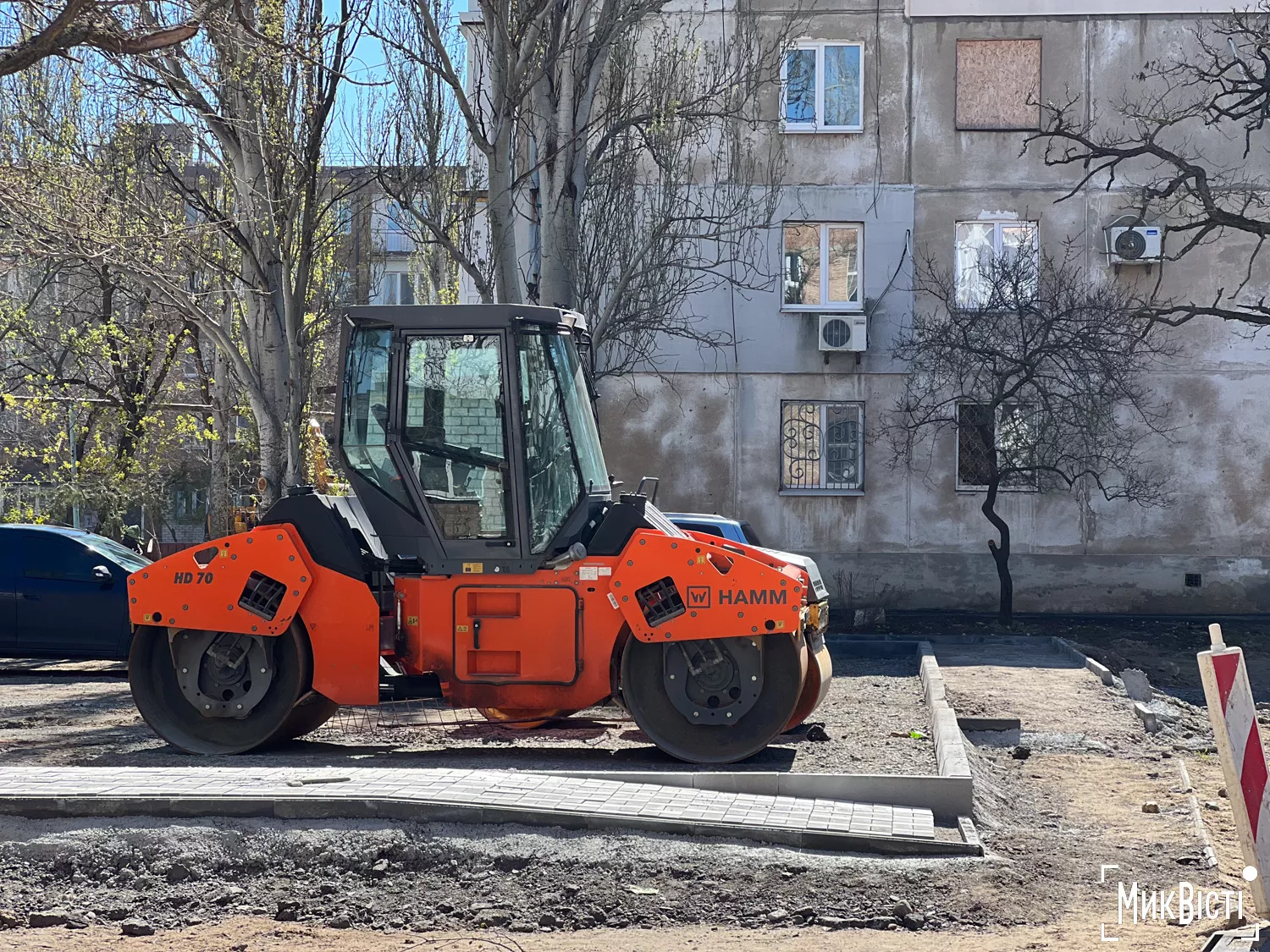 Техніка підрядника навпроти житлового будинку за адресою Євгенія Логінова 12/2 у Лісках, квітень 2025 року, фото: «МикВісті»