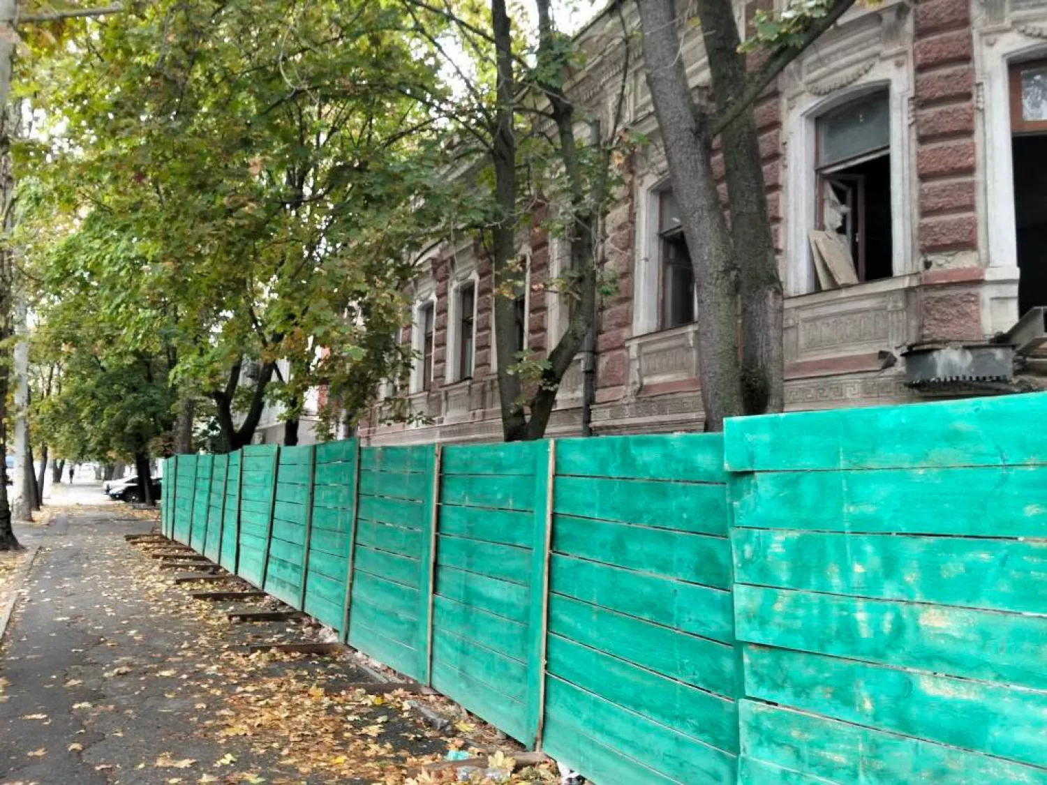 Платани біля історичної будівлі на перетині Нікольської та Фалєєвської до спилу. Фото: Дмитро Рябченко