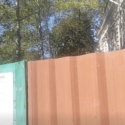 На місці платанів біля історичної будівлі у центрі Миколаєва після спилу залишилися зрізані гілки. Фото: Дмитро Рябченко