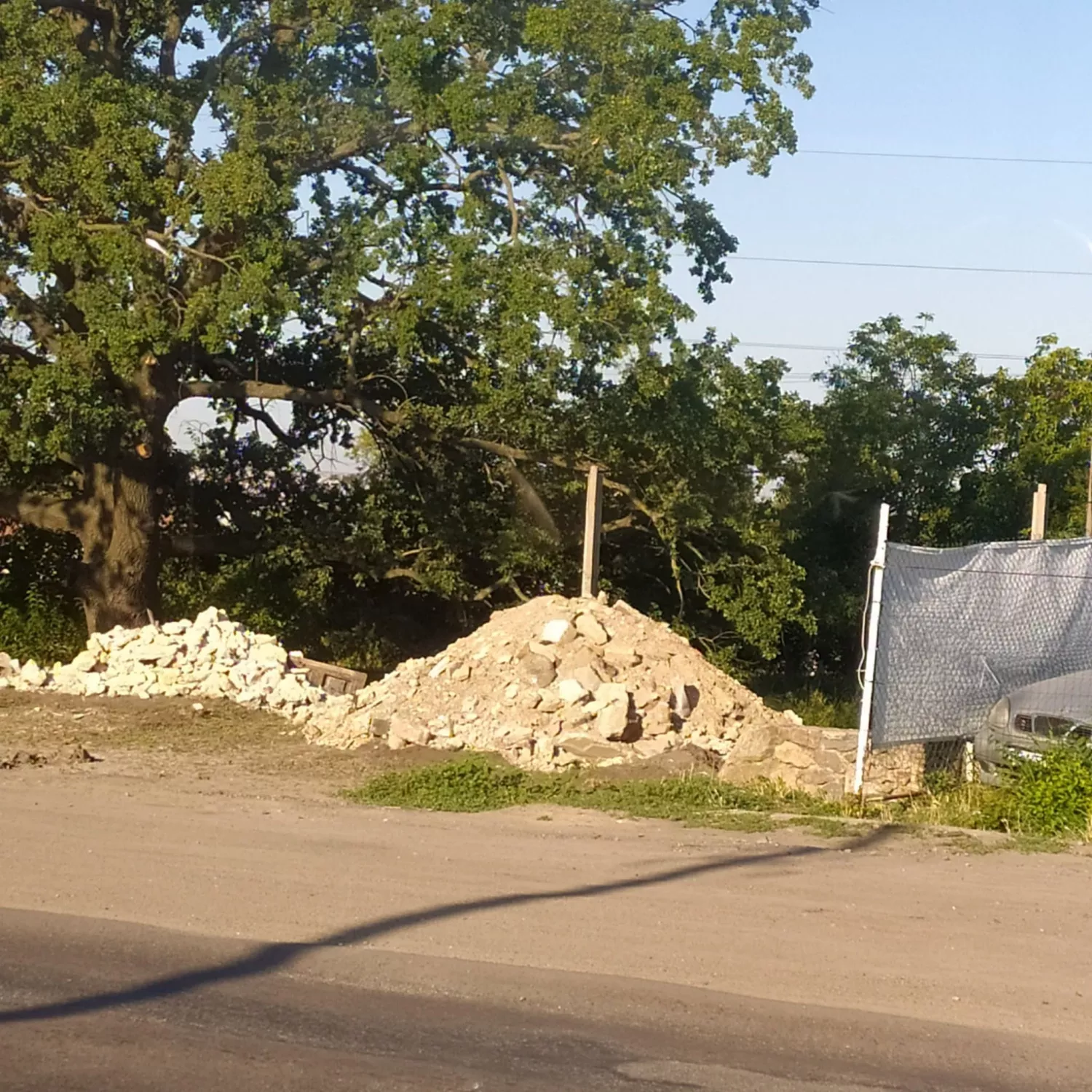 Будівельне сміття, яке привезли для вирівнювання ділянки біля алеї дубів. Фото: Катерина Жданова