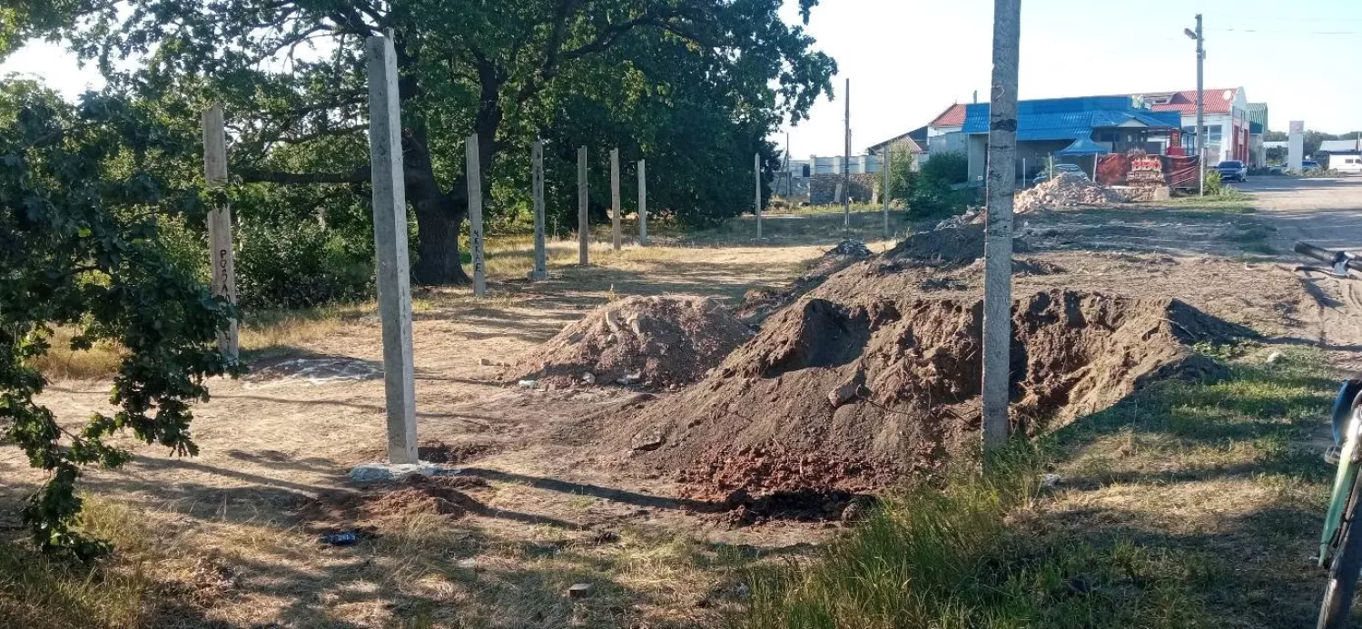 Бетонні стовпи біля алеї дубів. Фото: Катерина Жданова