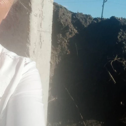 Висота земляного валу у порівнянні зі зростом людини. Фото: Ольга Зінкевич
