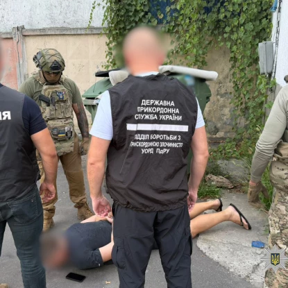 В Одесі 40-річний чоловік продав чотири автомати та 120 набоїв. Фото нацполіції