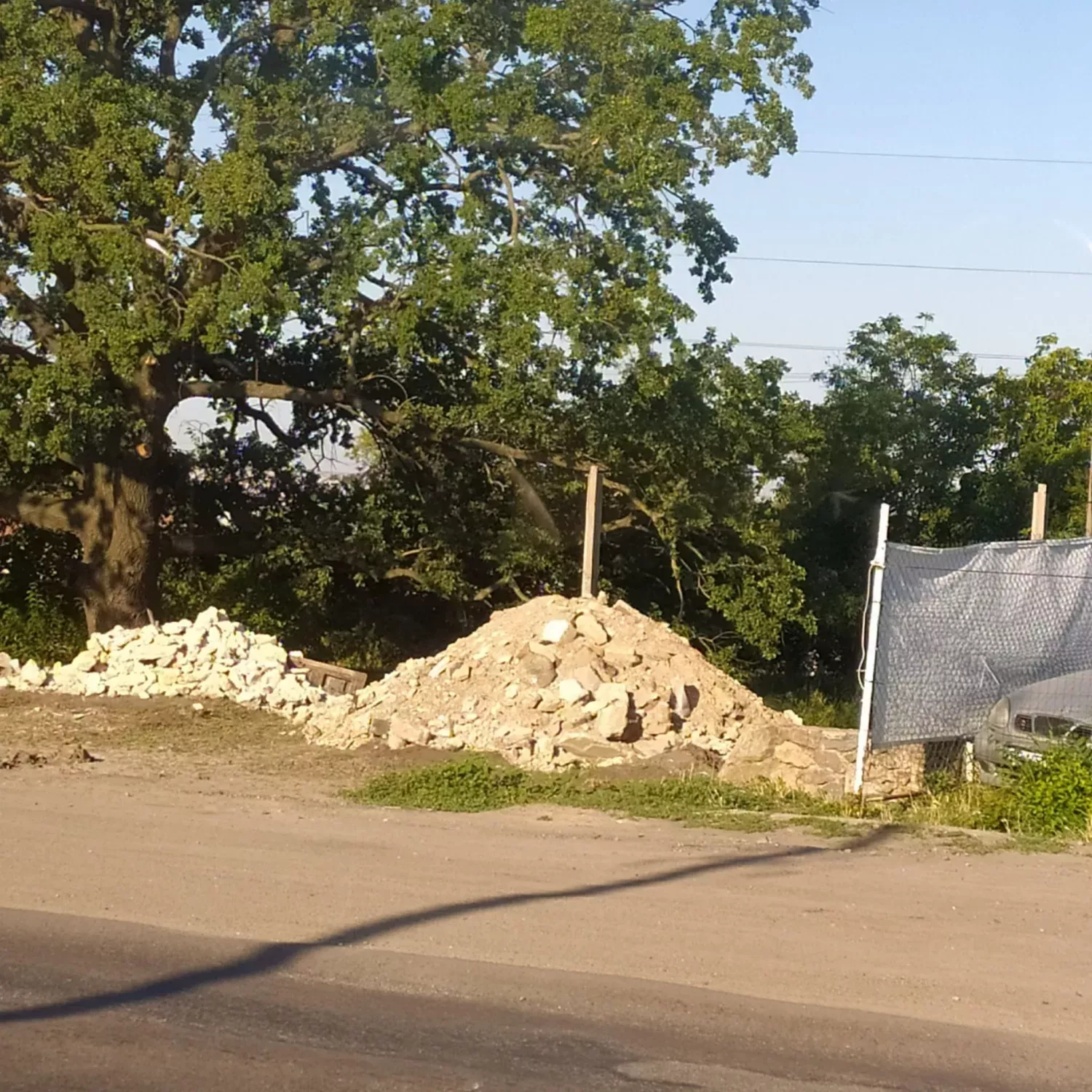 Будівельне сміття, яке привезли для вирівнювання ділянки біля алеї дубів. Фото: Катерина Жданова