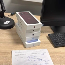 На Львівщині митники вилучили вісім найновіших iPhone. Фото: Державна митна служба