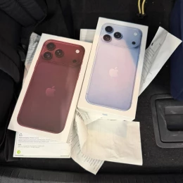 На Львівщині митники вилучили вісім найновіших iPhone. Фото: Державна митна служба