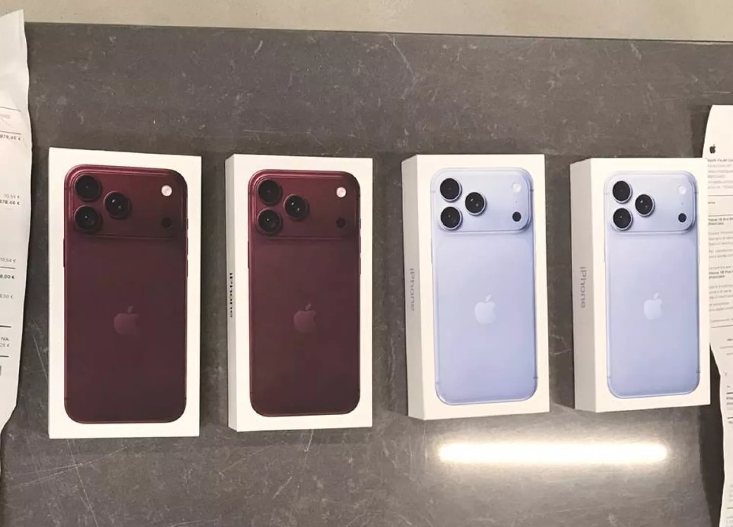 На Львівщині митники вилучили вісім найновіших iPhone. Фото: Державна митна служба