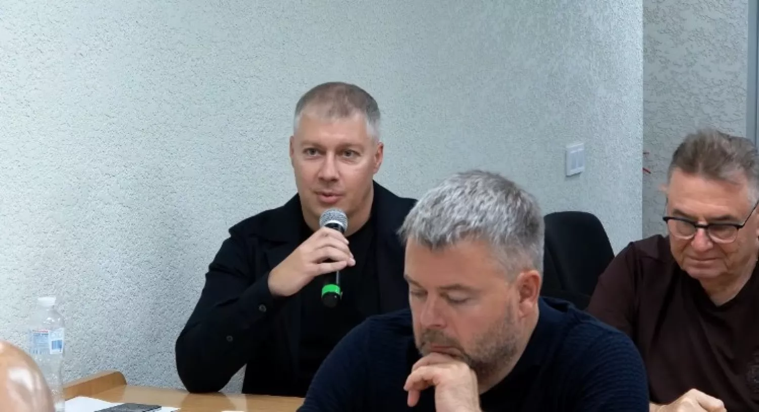 Позафракційний депутат Артем Ільюк. Скриншот трансляції сесії 27 серпня