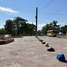 Стан плитки біля головного входу в зоопарк. Фото: МикВісті