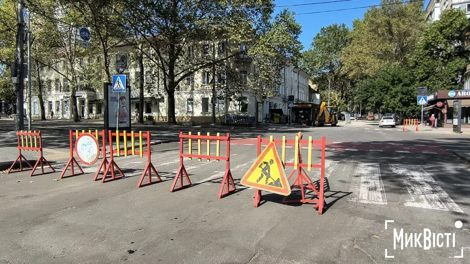 Після того, як водії почали залишати авто на пішохідній частині Соборної через перекриття Скоропадського, ділянку вже обмежили огороджувальними конструкціями, 2 вересня. Фото: МикВісті