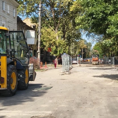 Після того, як водії почали залишати авто на пішохідній частині Соборної через перекриття Скоропадського, ділянку вже обмежили огороджувальними конструкціями, 2 вересня. Фото: МикВісті