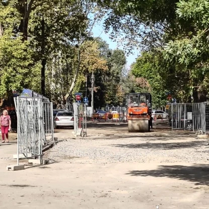 Після того, як водії почали залишати авто на пішохідній частині Соборної через перекриття Скоропадського, ділянку вже обмежили огороджувальними конструкціями, 2 вересня. Фото: МикВісті