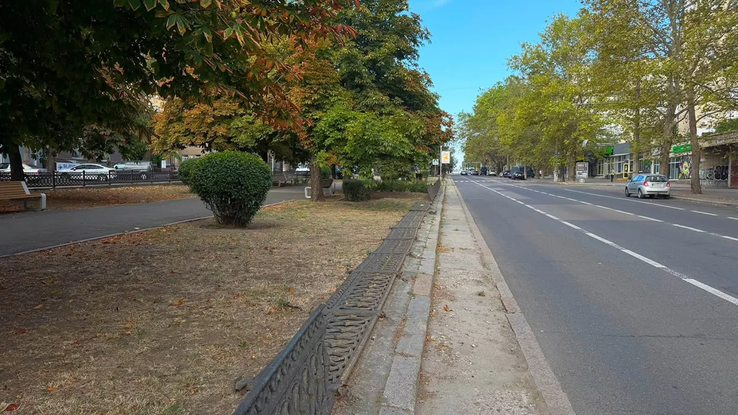 у Миколаєві впала ржава огорожа. Фото: Миколаївські парки