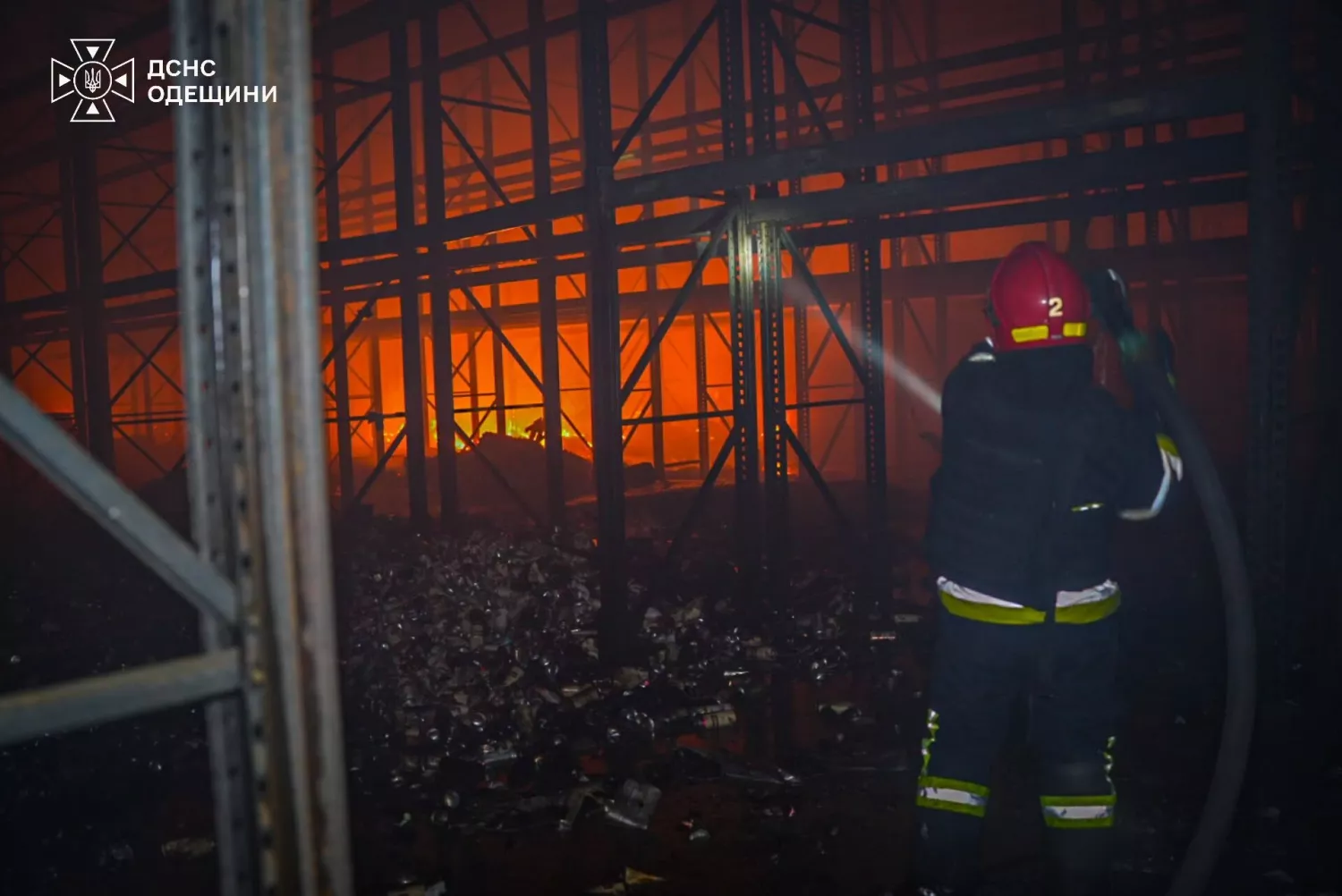 На Одещині після російського удару 21 вересня загорілися склади «Сільпо». Фото: ДСНС