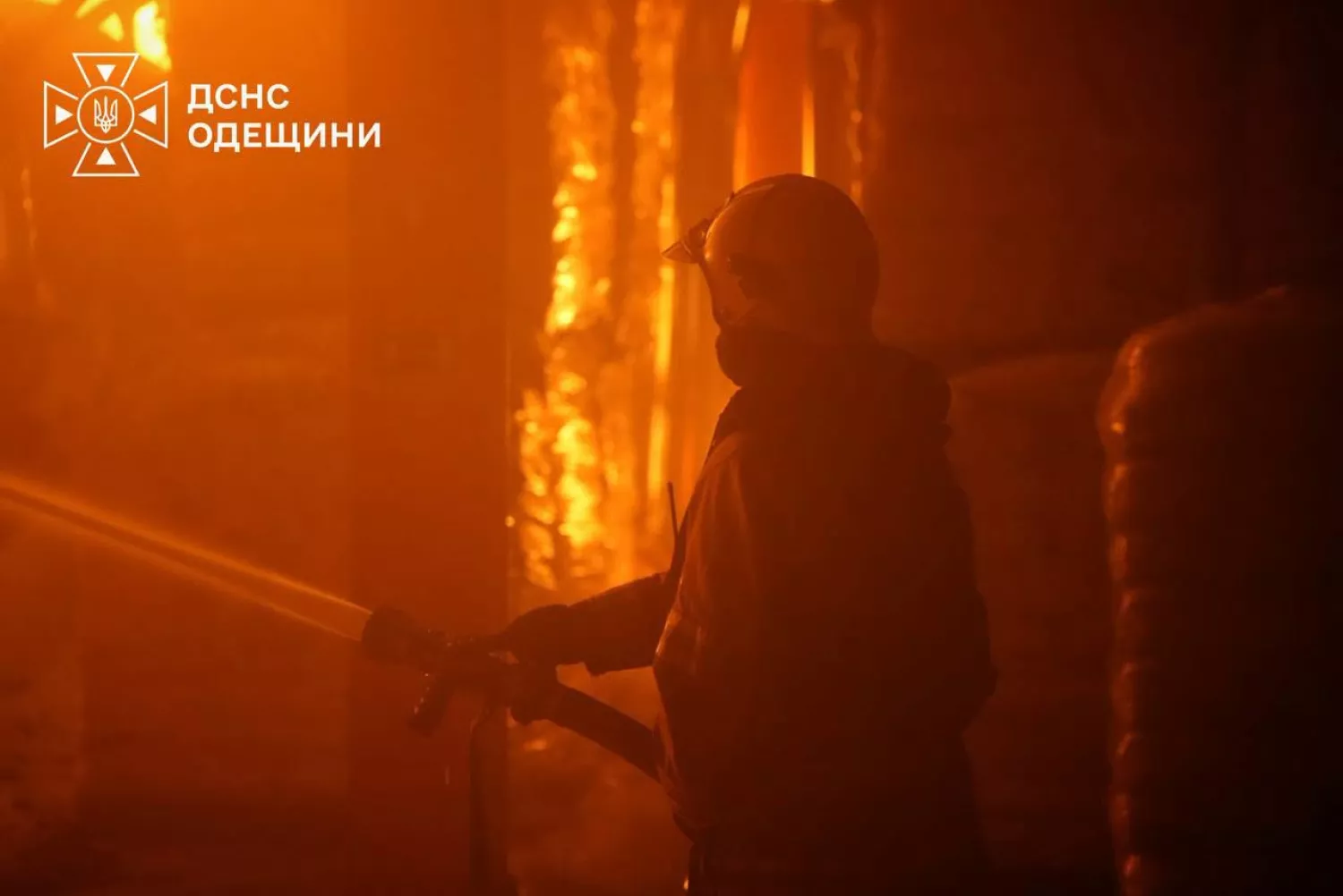 На Одещині після російської атаки 22 вересня спалахнули склади. Фото: ДСНС