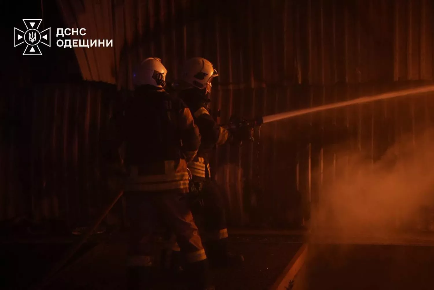 На Одещині після російської атаки 22 вересня спалахнули склади. Фото: ДСНС