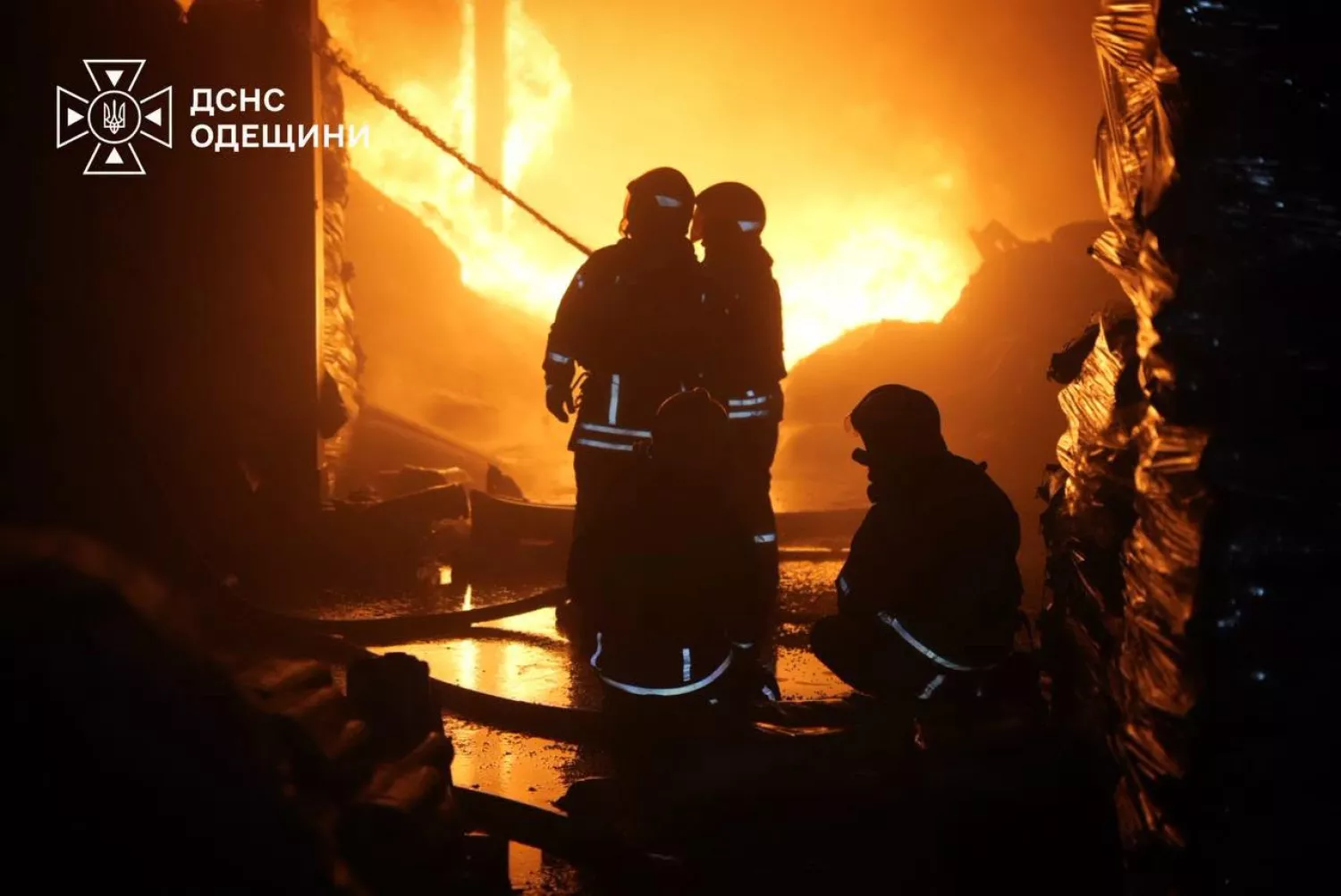 На Одещині після російської атаки 22 вересня спалахнули склади. Фото: ДСНС