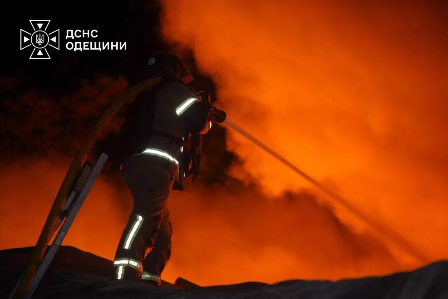 На Одещині після російської атаки 22 вересня спалахнули склади. Фото: ДСНС