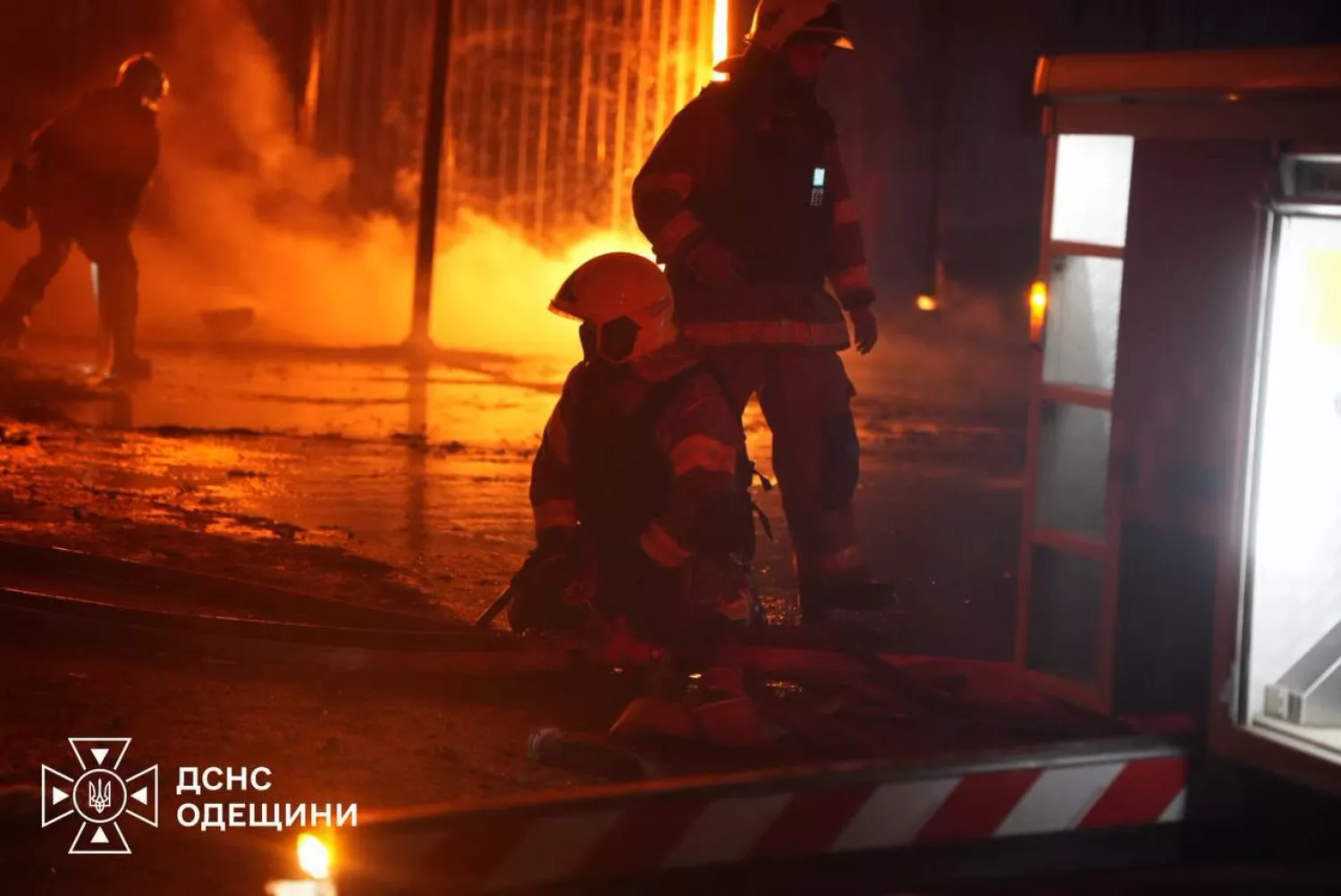 На Одещині після російської атаки 22 вересня спалахнули склади. Фото: ДСНС