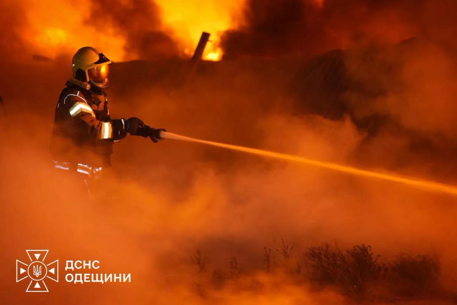 На Одещині після російської атаки 22 вересня спалахнули склади. Фото: ДСНС