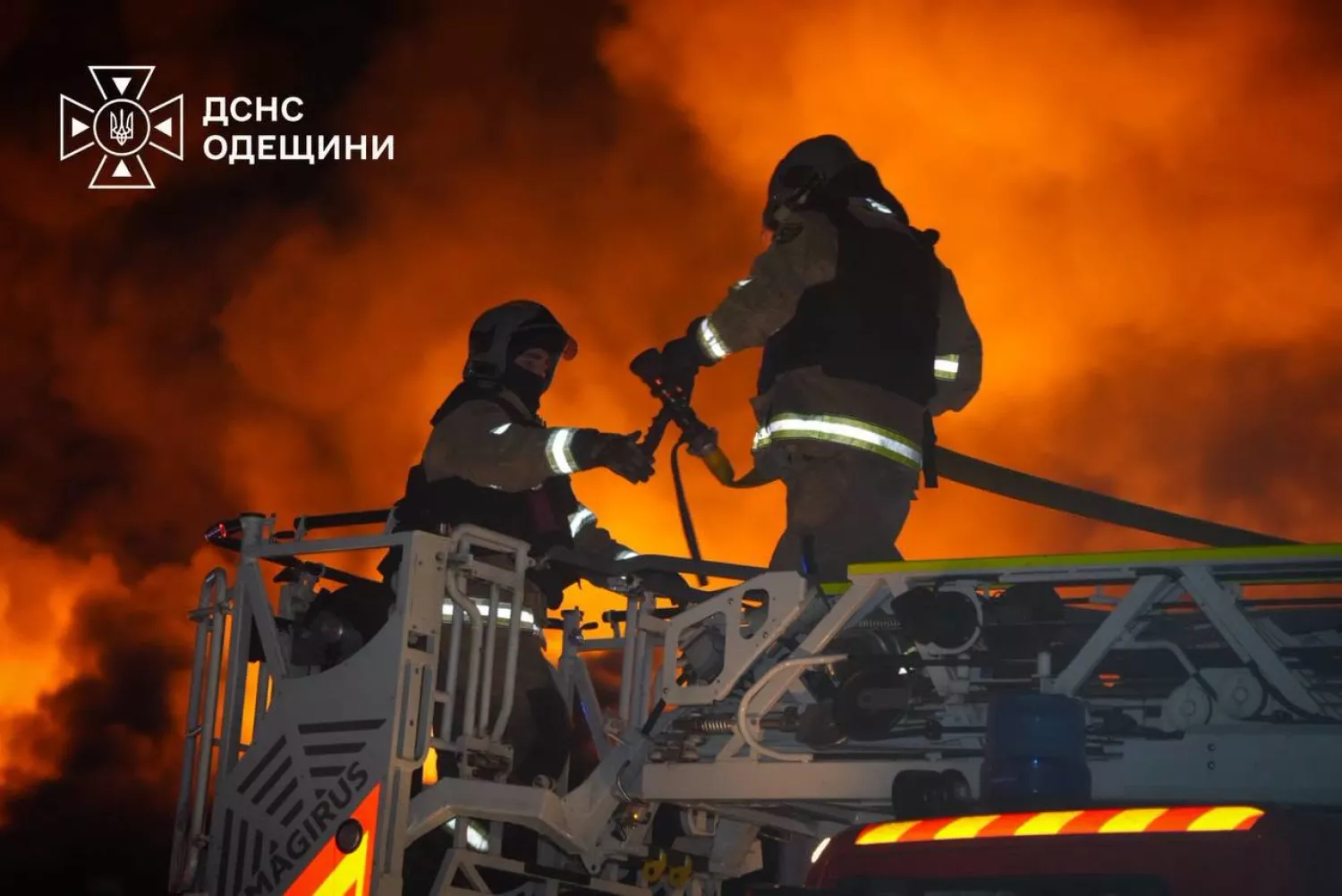На Одещині після російської атаки 22 вересня спалахнули склади. Фото: ДСНС