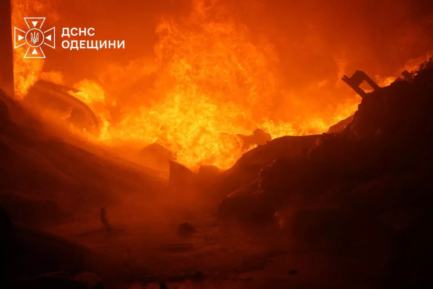 На Одещині після російської атаки 22 вересня спалахнули склади. Фото: ДСНС