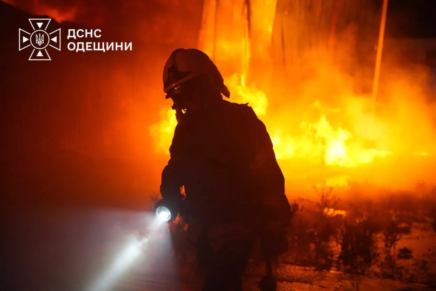 На Одещині після російської атаки 22 вересня спалахнули склади. Фото: ДСНС